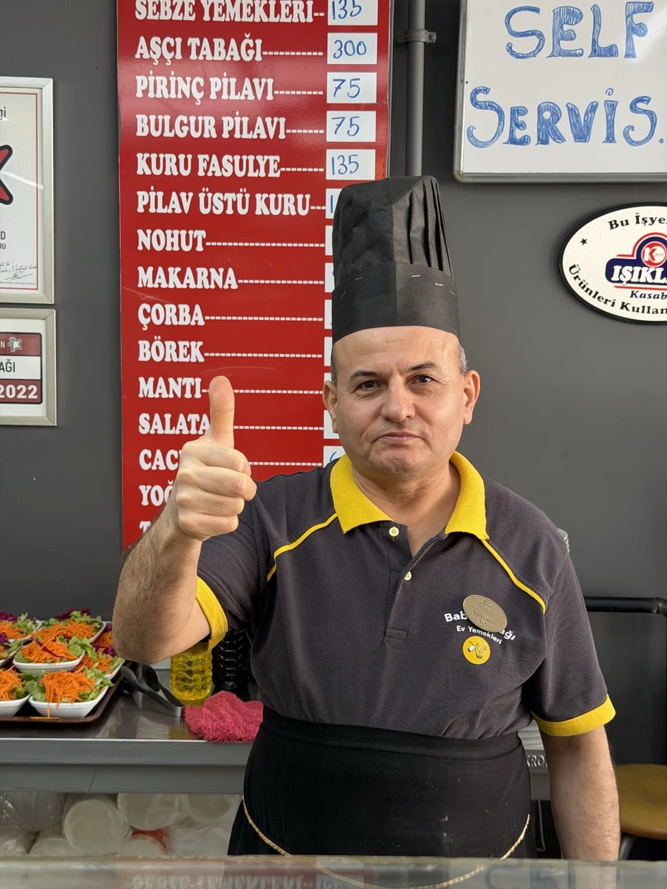 Ustamız elinde tabakla
